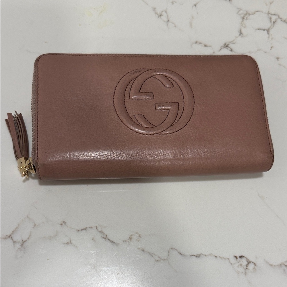 Gucci Mauve Leather Zip-Around Wallet with Embossed GG